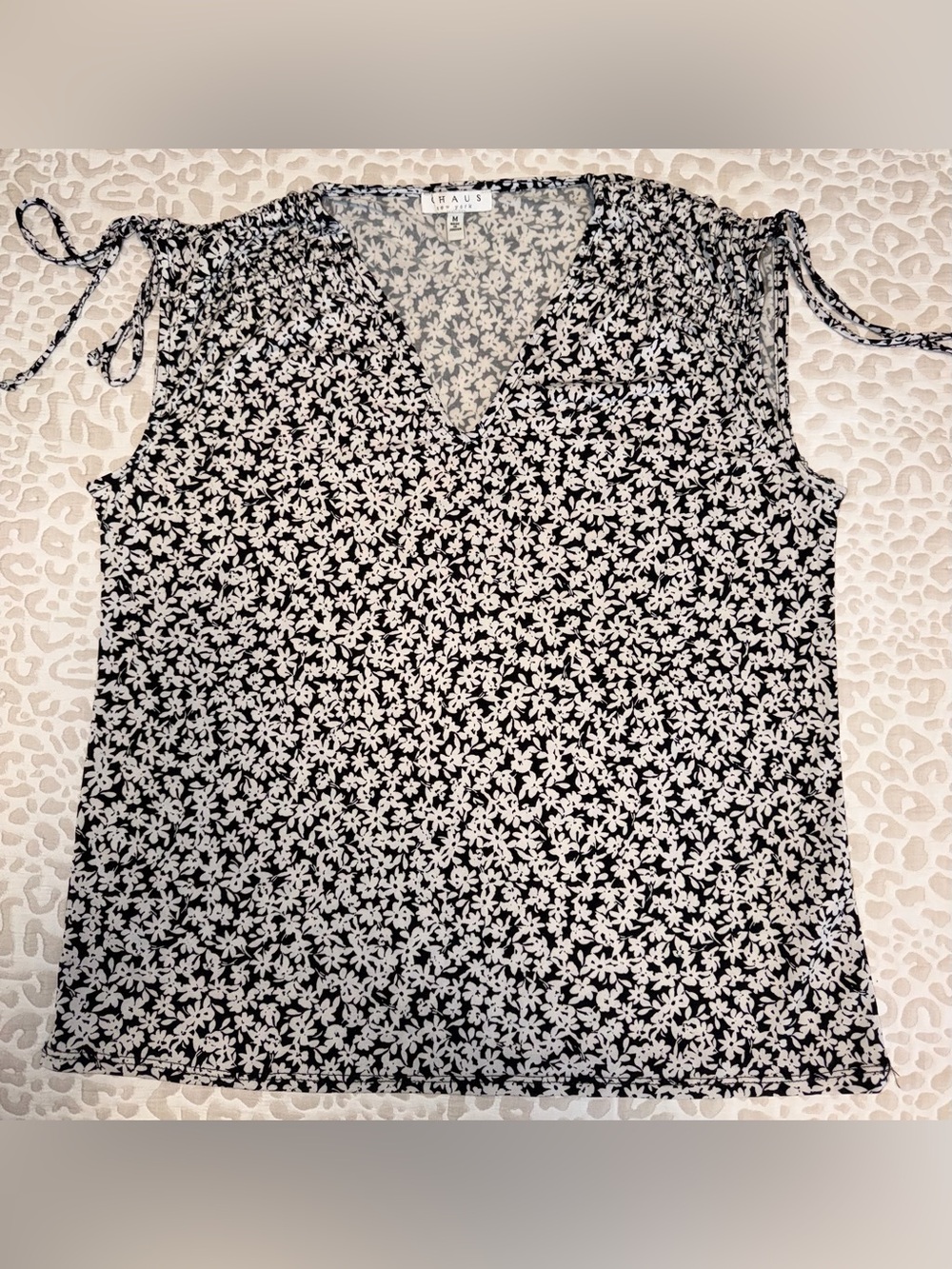 Chaus Black & White Floral Summer Tie-Shoulder V-Neck Camisole. Size M